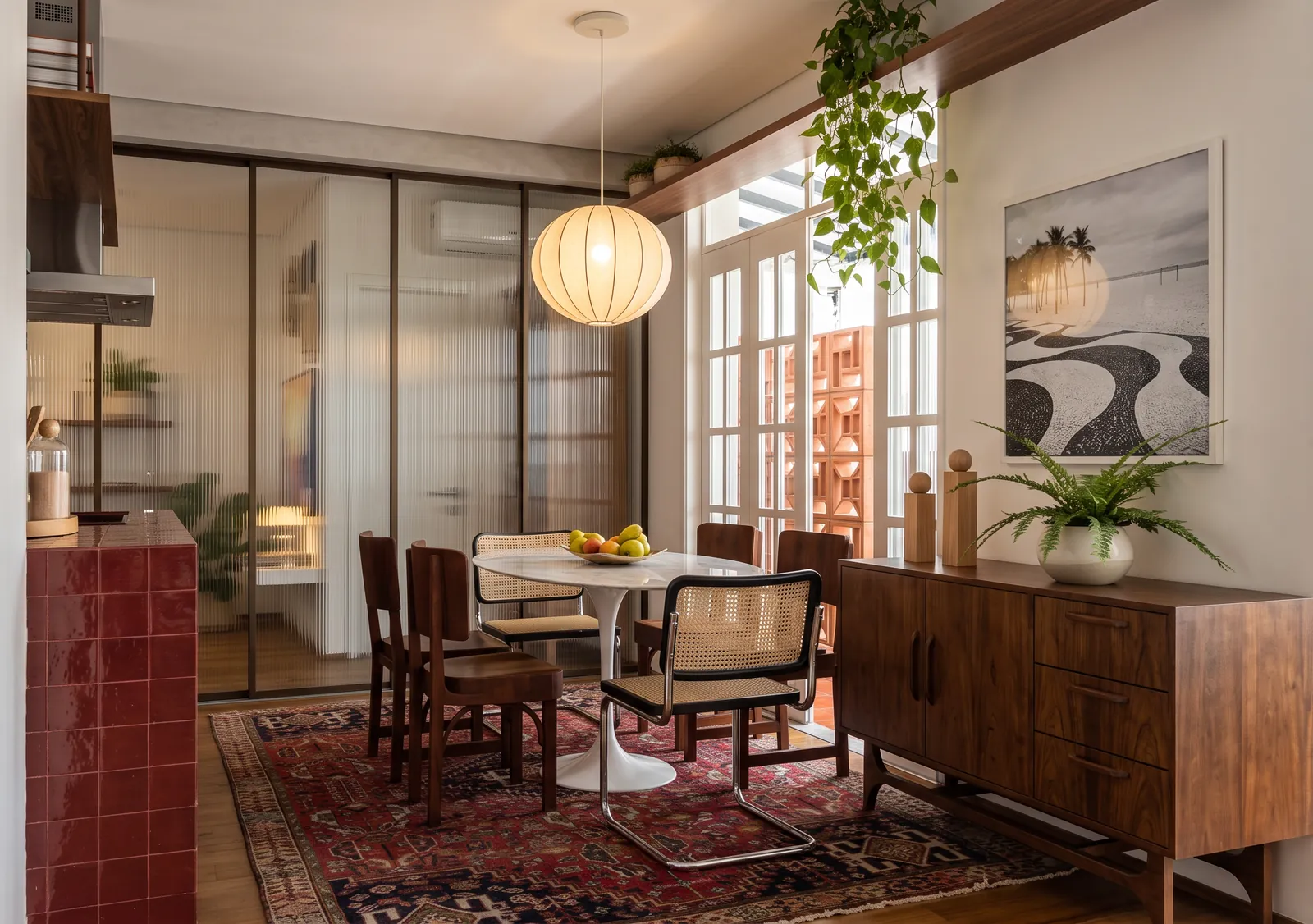 Imagem 3D de sala de jantar com mesa redonda, cadeiras de palhinha e tapete persa
