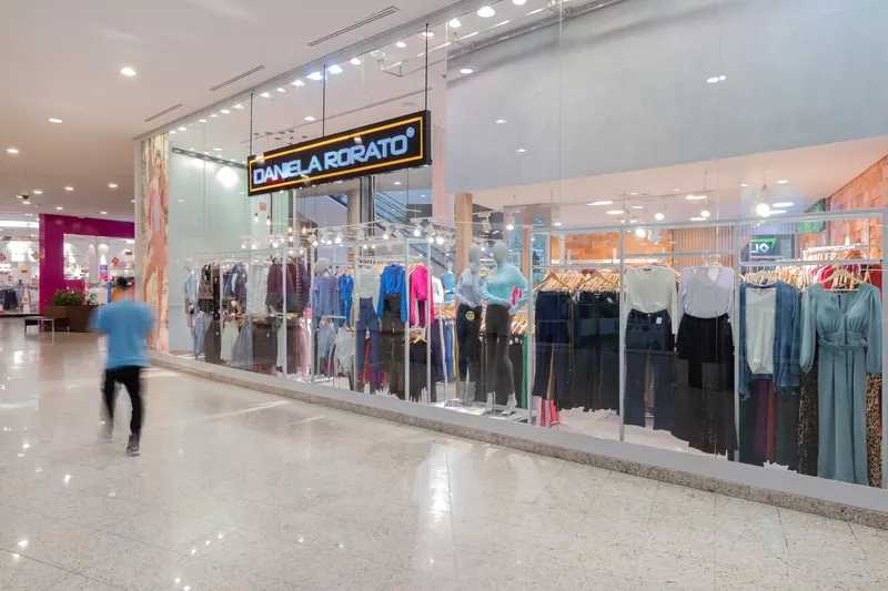 Fachada em vidro da loja Daniela Rorato em shopping