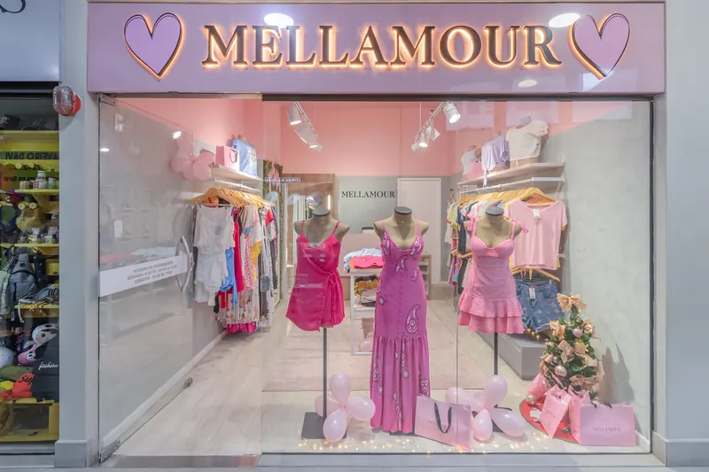 Fachada da loja Mellamour com vitrine e letreiro rosa