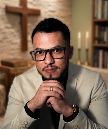 Ronaldo Amorim, fundador do Instituto DESPERTAR, com as mãos juntas diante do rosto
